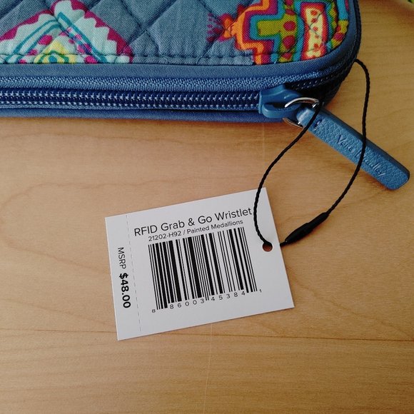 VERA BRADLEY BNWT RFID Grab & Go Wristlet RETIRED PATTERN - Picture 2 of 8